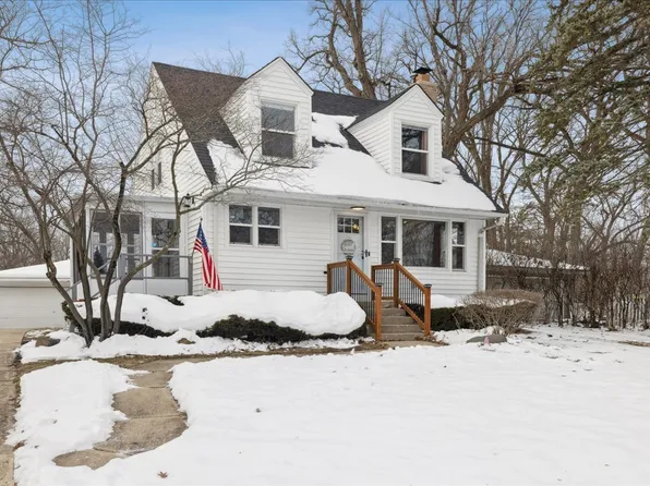 215 Indian Trl, Lake In The Hills, IL 60156