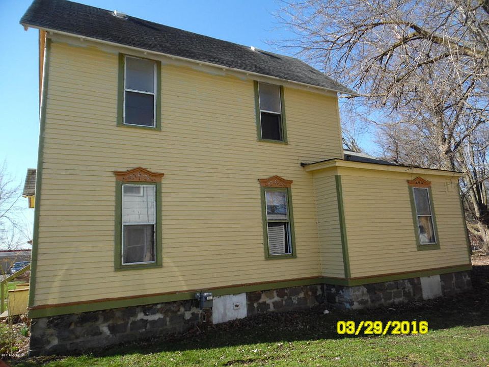 2nd image of 832 S Burdick St
