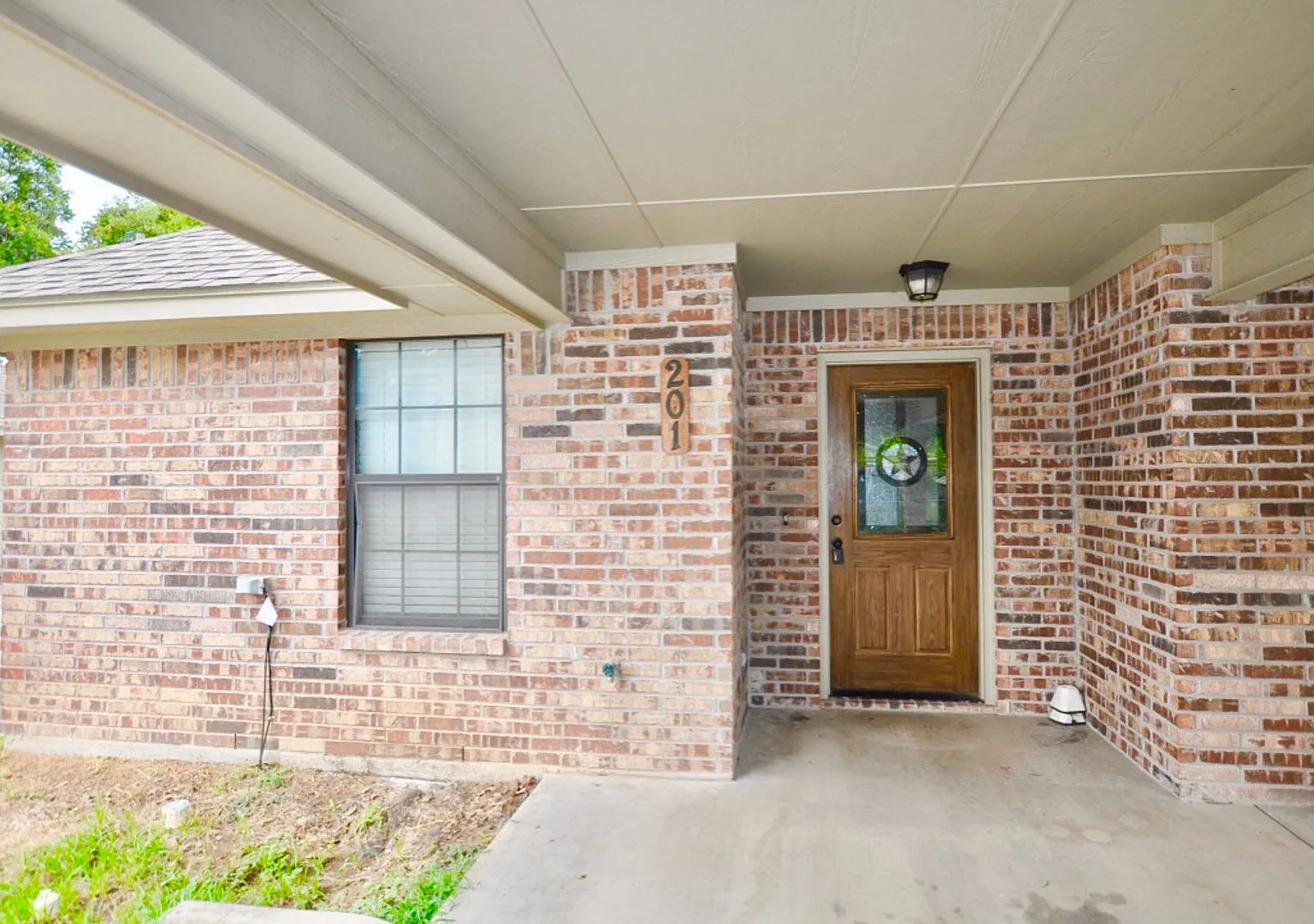 For Lease - 1 Br 1 Ba Unit In Triplex In Stephenville. Covered Parking. Five Blocks To Tarleton S... — Photo 2