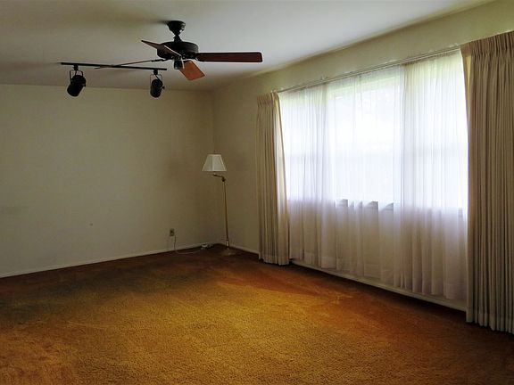 4th image of 1401 Pettit Dr