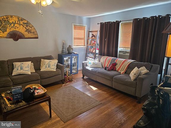 4th image of 553 E Main St