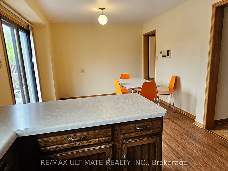 1282 Dexter Cres #MAIN FLOOR — Photo 7