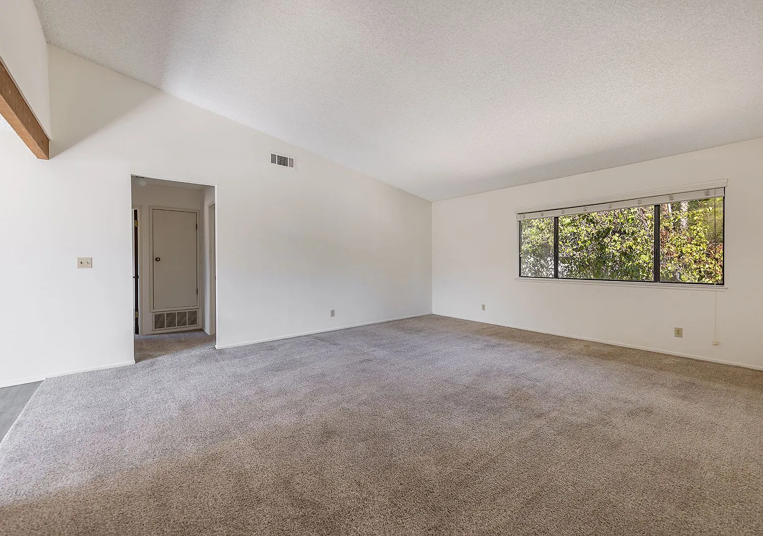 107 W Oak street — Photo 3