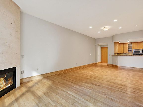 4th image of 360 W Washington Ave Unit 105