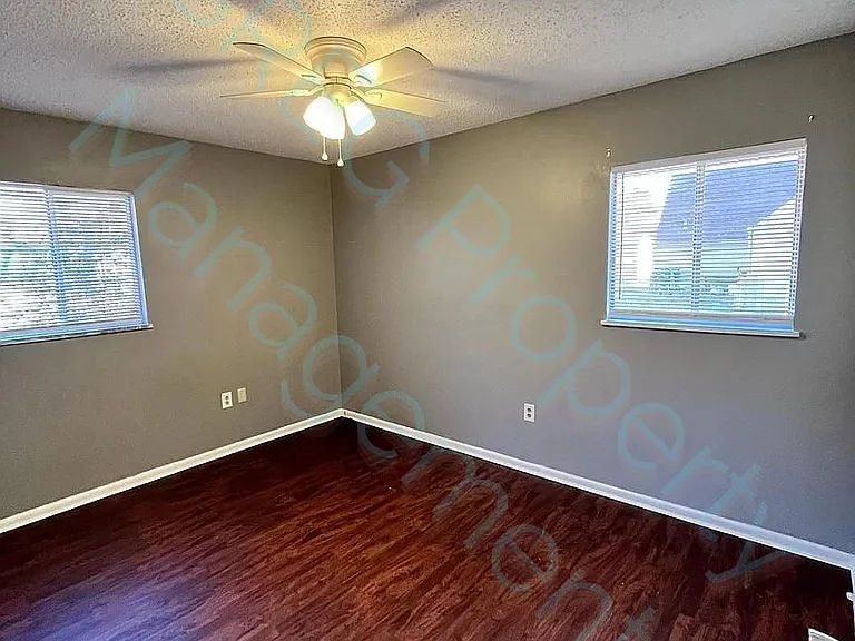 2114 Broadview Ave — Photo 6