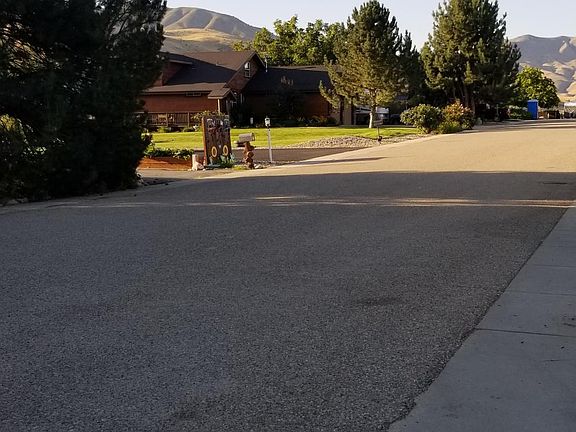 Mountain View Dr looking south