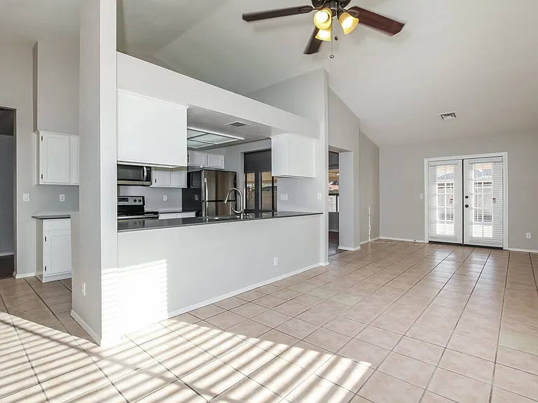 5215 W Diana Ave — Photo 2
