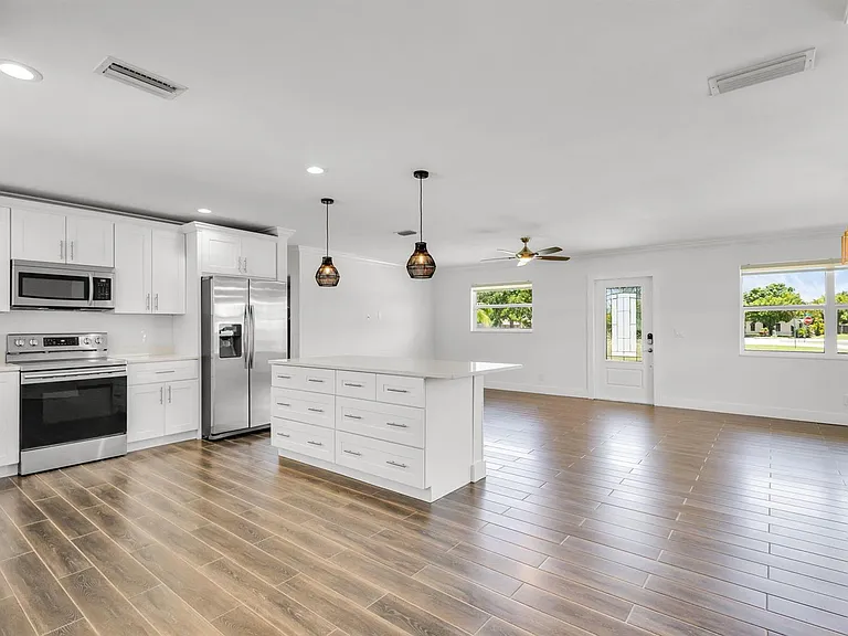 204 W Whitney Dr — Photo 13
