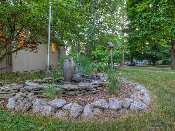 5th image of 560 Vanderveen Dr