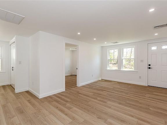 5th image of 19 Leigh Rd