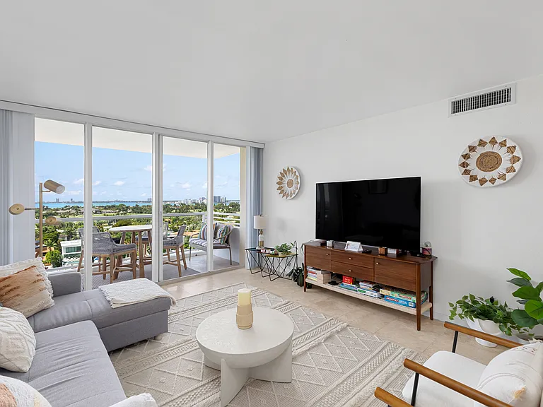 5600 Collins Ave #14R — Photo 8