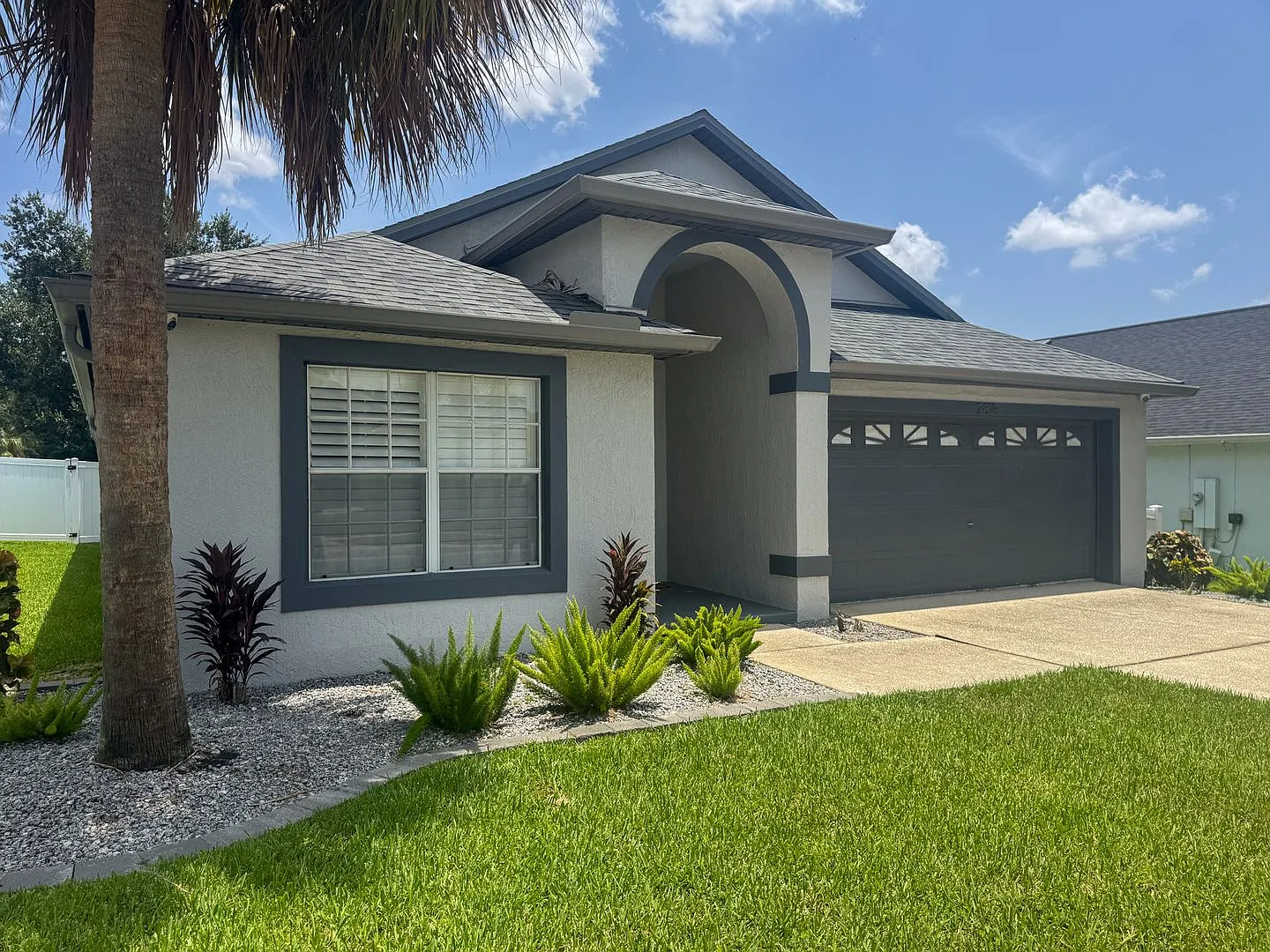 Beautifully updated and modern 5 bedroom 4 bathroom pool home located in the Orange Tree — Photo 3