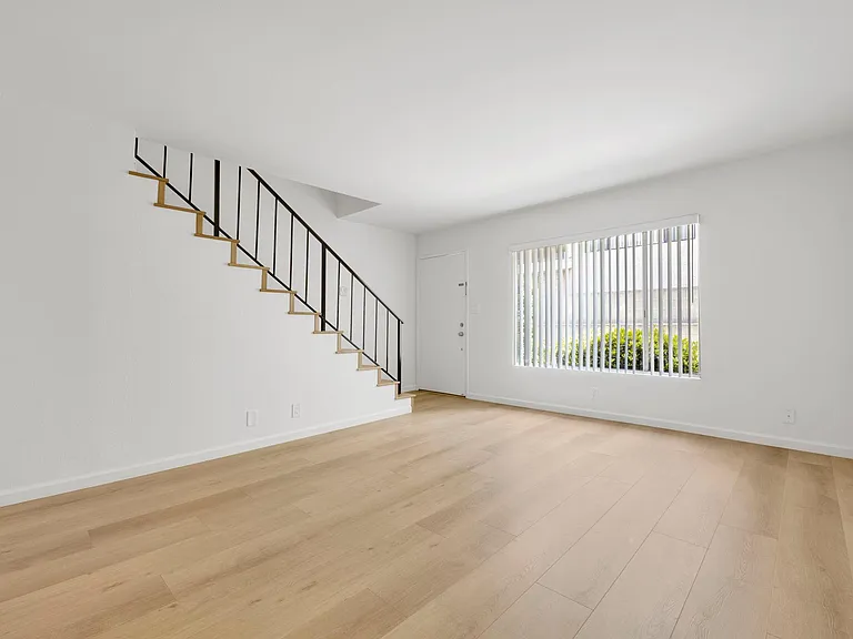 212 W Grand Ave #B — Photo 5