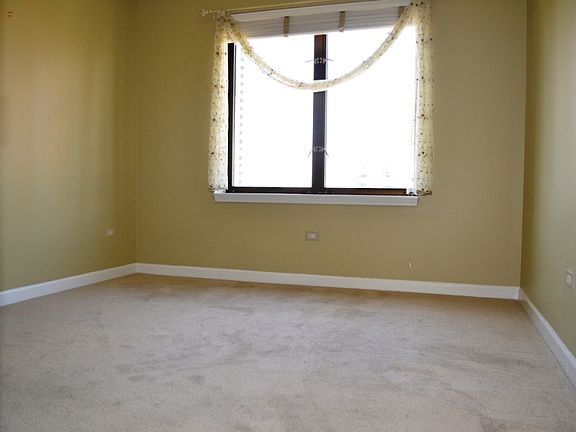 3rd image of 1322 S Prairie Ave #1511