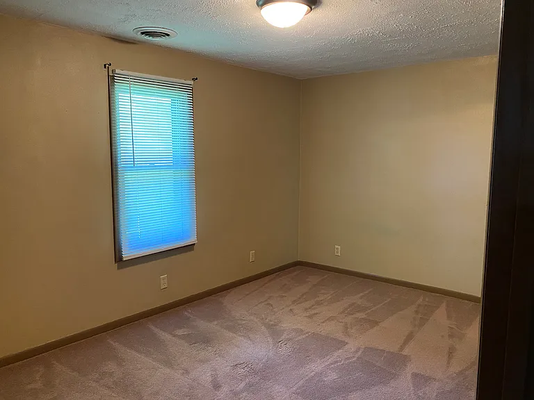 208 E Maiden Ln — Photo 27