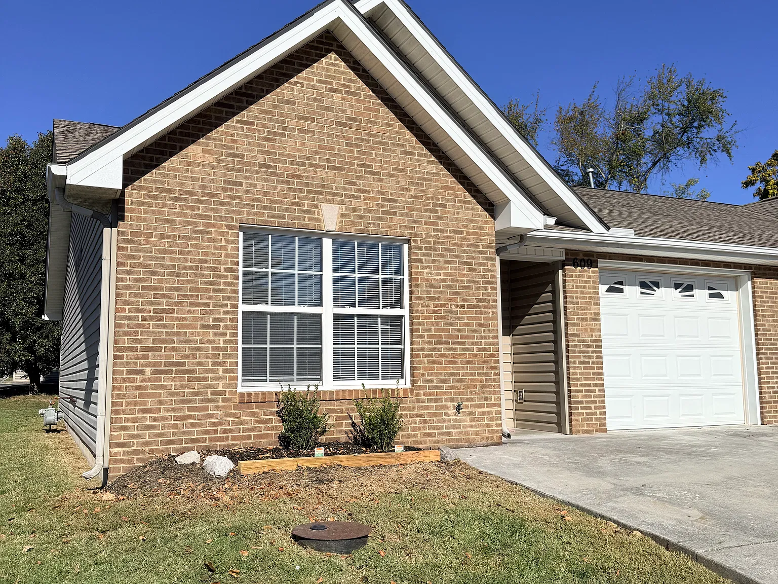 2 bed, 1040 sqft, $1,600 — Photo 2