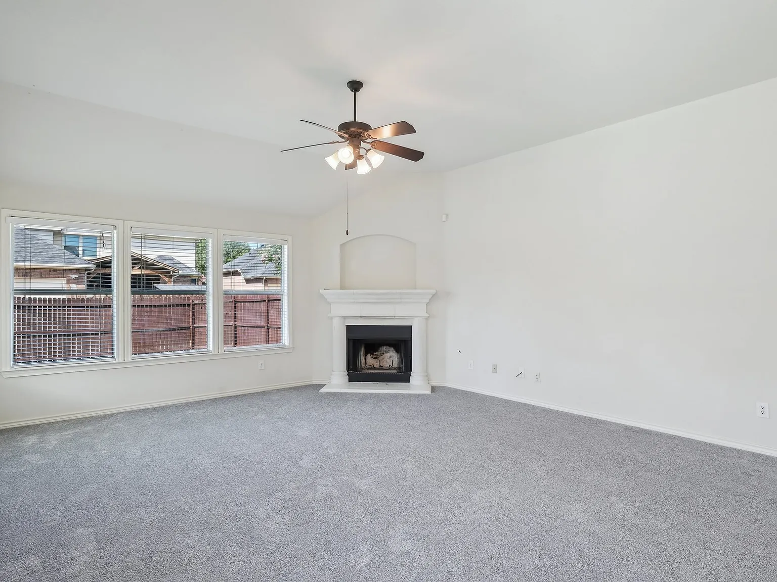 4 bed, 2276 sqft, $2,550 — Photo 4