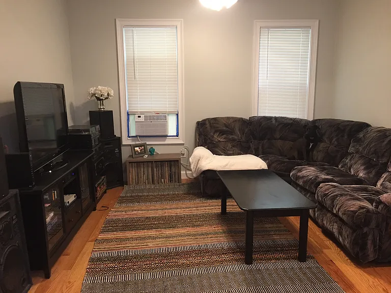 300 Maverick St #1 — Photo 7