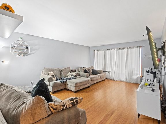 5th image of 452 Marquette Ave