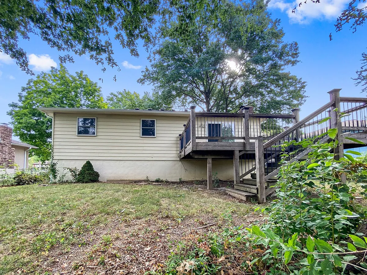 Building Photo - 118 SE Flagstone Dr