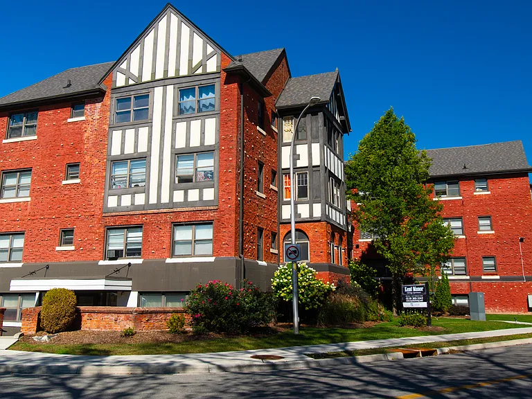 383 Wellington St W — Photo 3