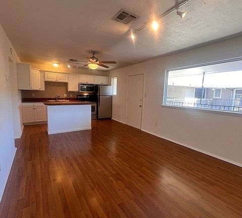 5th image of 524 NW 30th St APT 207