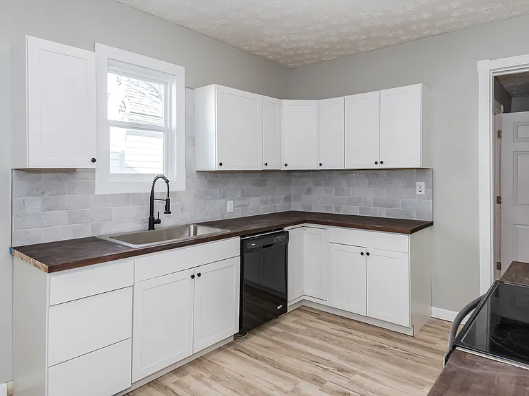1420 Holly Ave — Photo 3