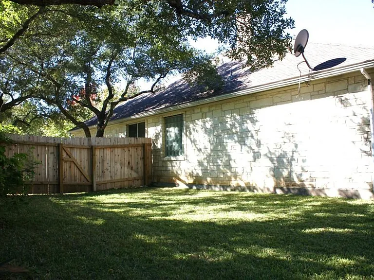 200 Sutterville Cv — Photo 23
