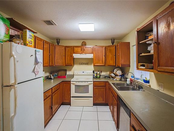 3rd image of 922 Little Ave