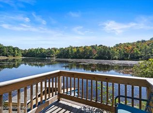 2208 Mohegan Ct, Long Pond, PA 18334