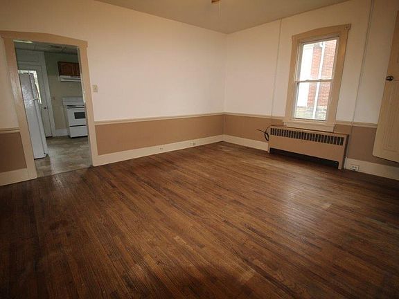 4th image of 109 S Church St