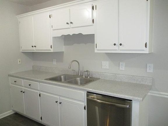 3rd image of 3019 Kedzie Dr