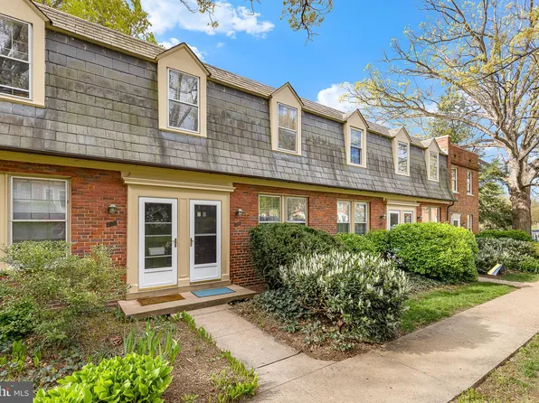 1303 S Barton St Unit 207, Arlington, VA 22204