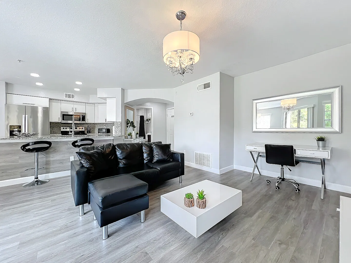 Spacious & Fully Furnished 1-Bedroom Condo - Gated Community — Photo 2