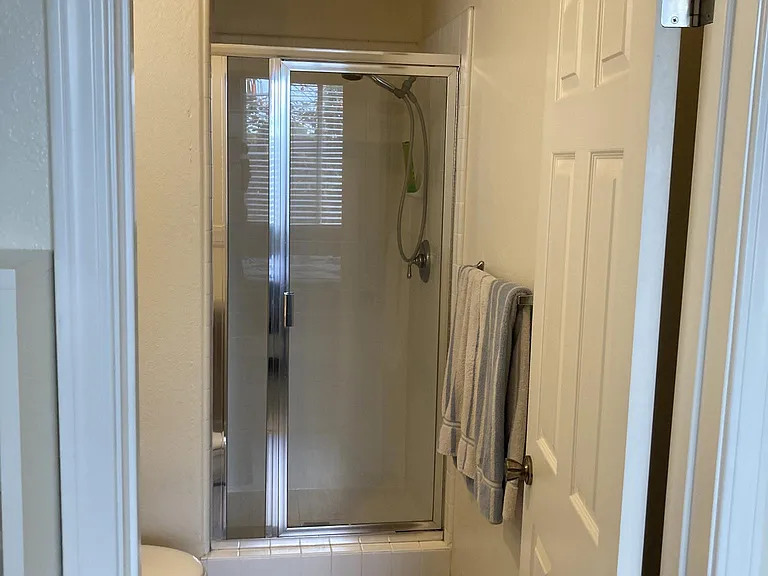 1st floor ensuite bathroom
