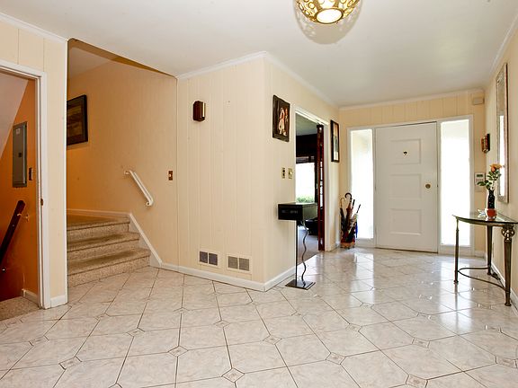 2nd image of 25 Cornell St
