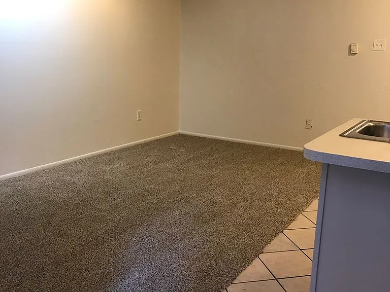 1455 N High St St Charles Apartments — Photo 14