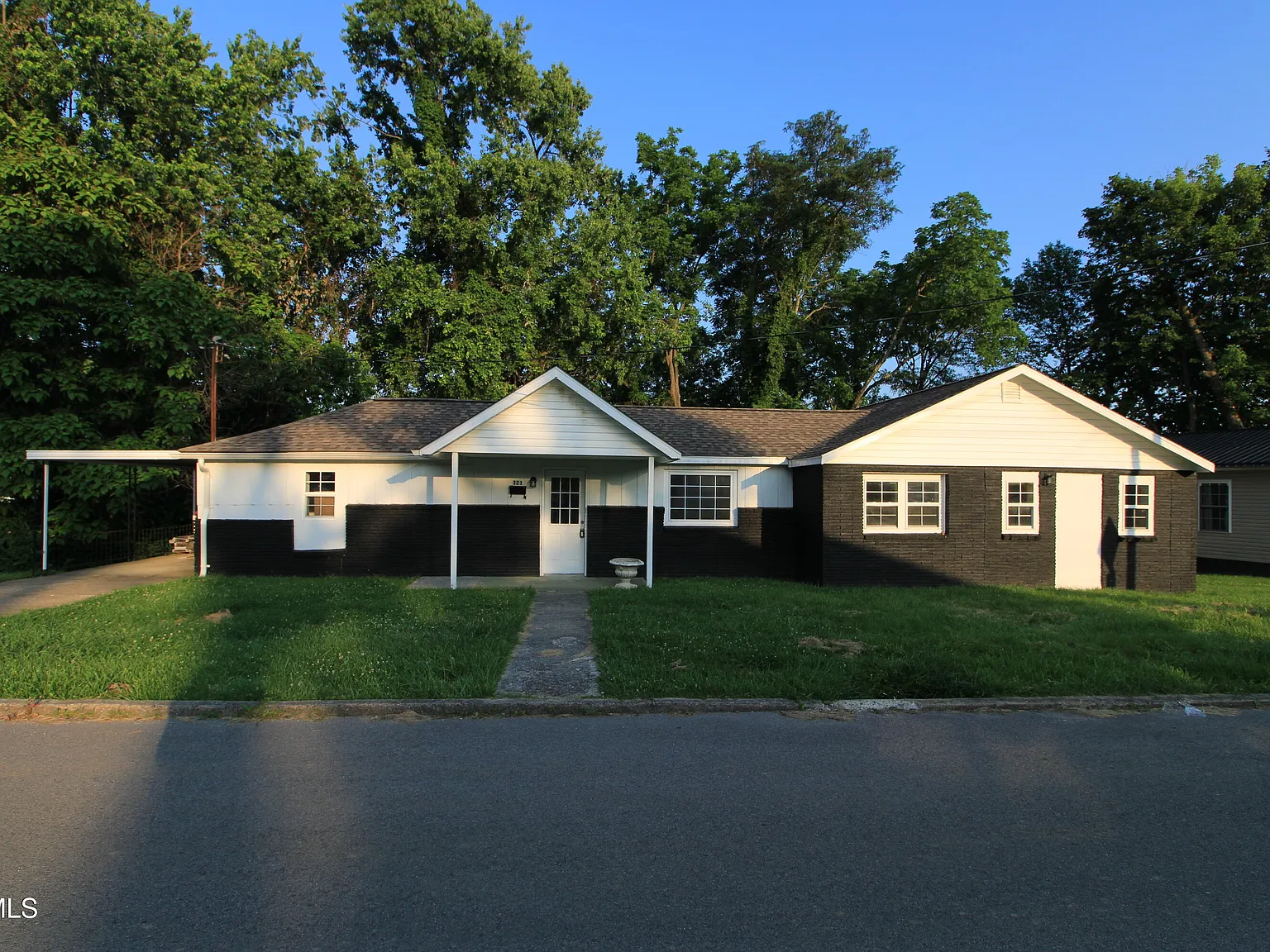 3 bed, 1975 sqft, $1,850 — Photo 1