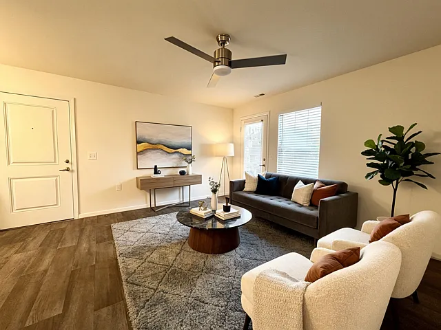 Taylor Pointe Apartments — Photo 8