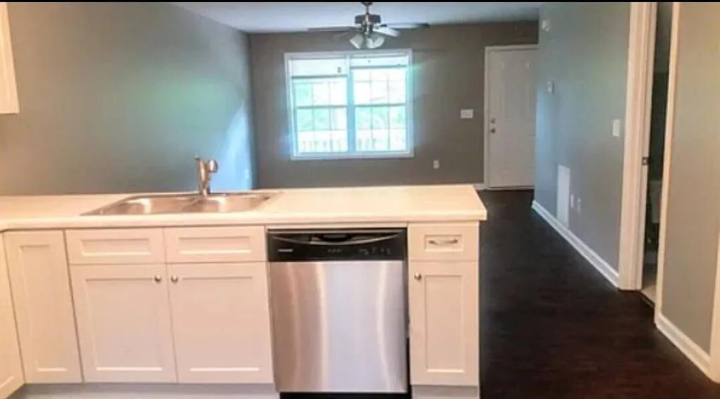 4 bed, 4.5 bath, 1784 sqft, $2,600 — Photo 3