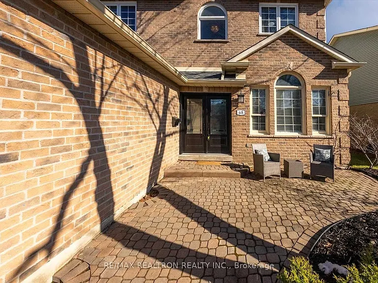 68 Flint Cres #UPPER — Photo 2