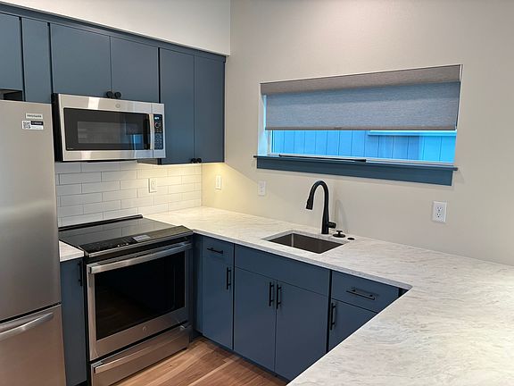 5th image of 910 NE Norton Ave #1