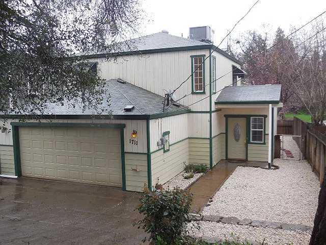 1711 El Paso St