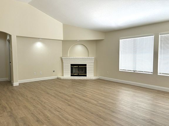 Corner gas fireplace, vaulted ceilings.