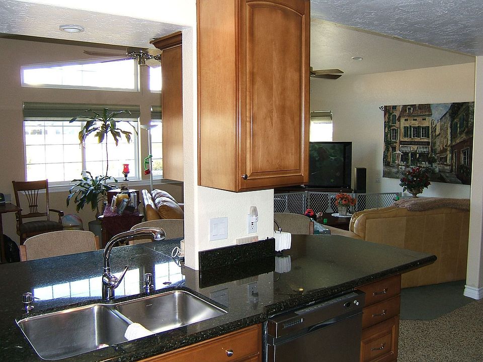 Kitchen & Bar
