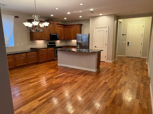 5 bed, 2615 sqft, $2,750 — Photo 3