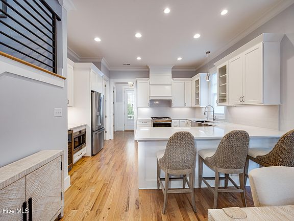5th image of 413 Moss Way