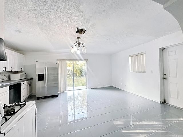 2nd image of 207 Huron Pl