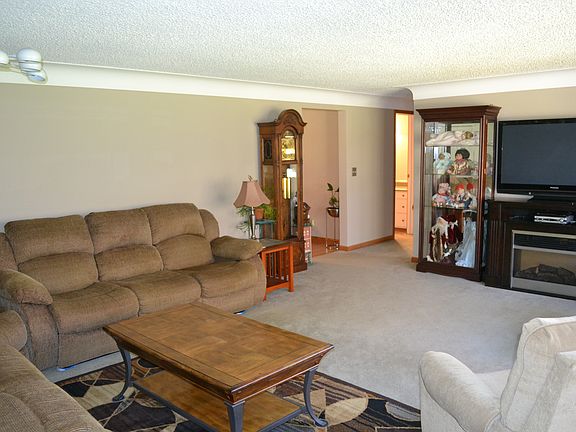 4th image of 99 Grampian Dr