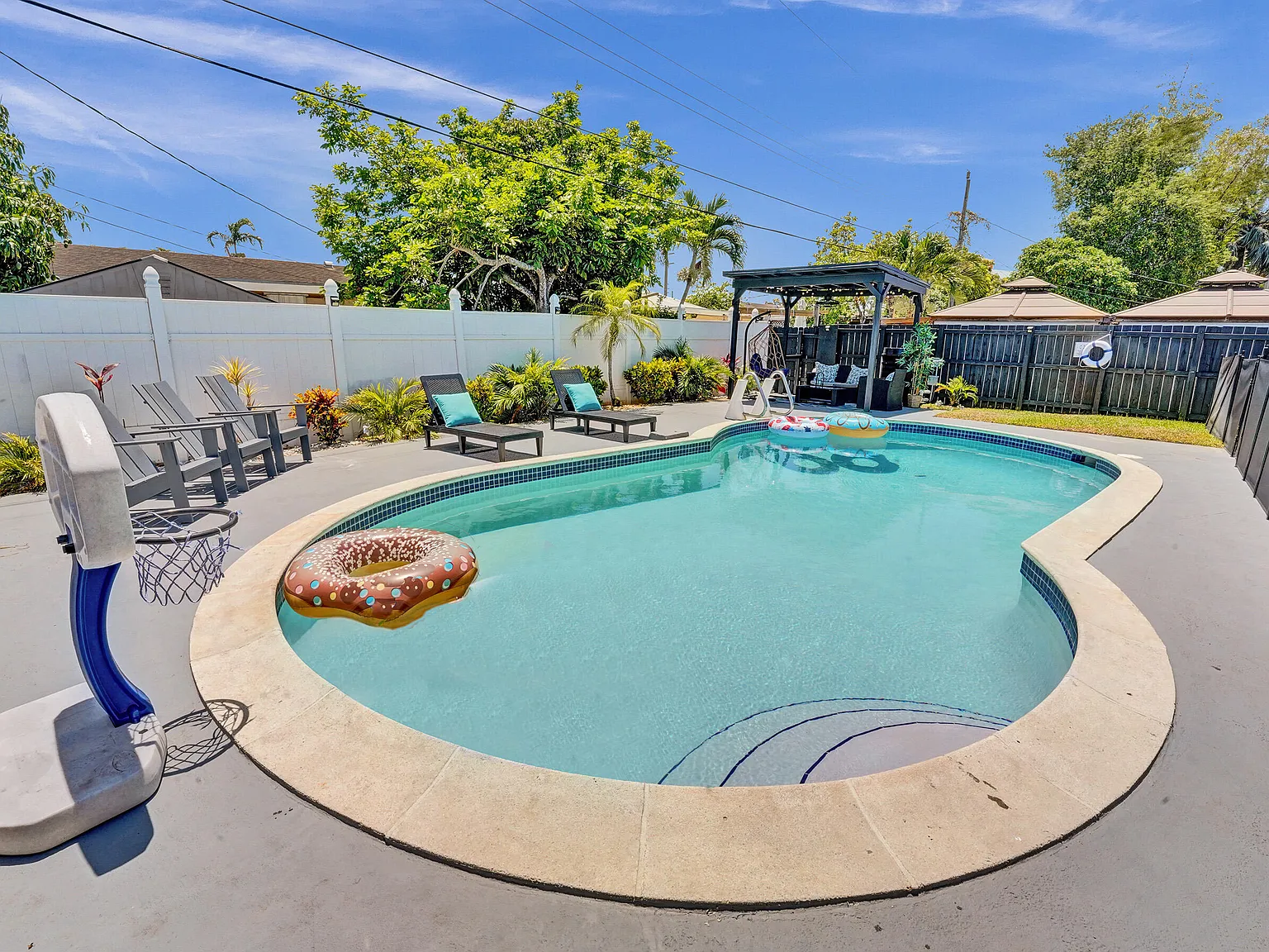3 bed, 2.0 bath, 1160 sqft, $5,000 — Photo 3